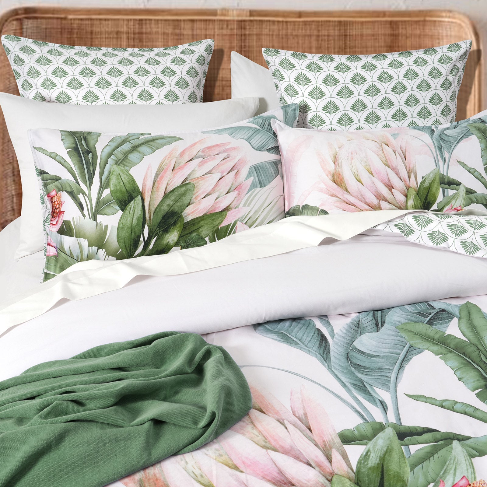 Renee Taylor Gardenia Quilt Cover Set 300 Thread Count Cotton Reversible