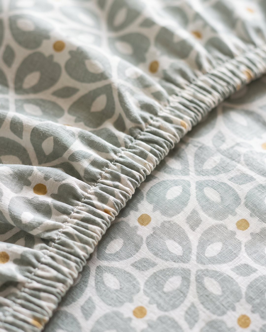 Petite Fluer Cotton Bedding Set – Fitted Sheet + 2 Pillow Covers